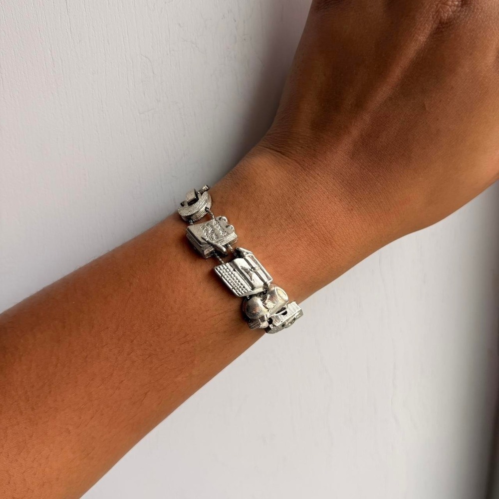 SILVER TONE VINTAGE SCHOOL THEMED SLIDING CHARM BRACELET - Picture 5 of 5